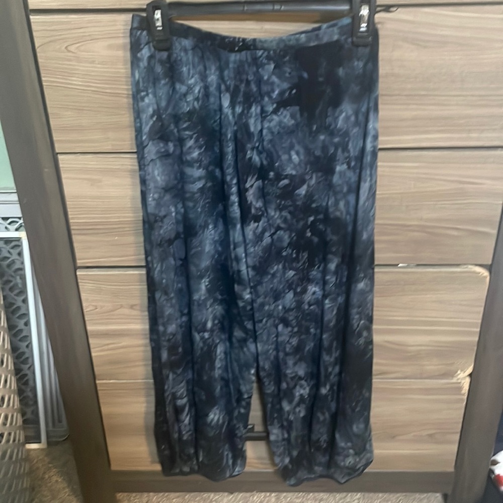 Adorable tie dye bottoms. Size medium